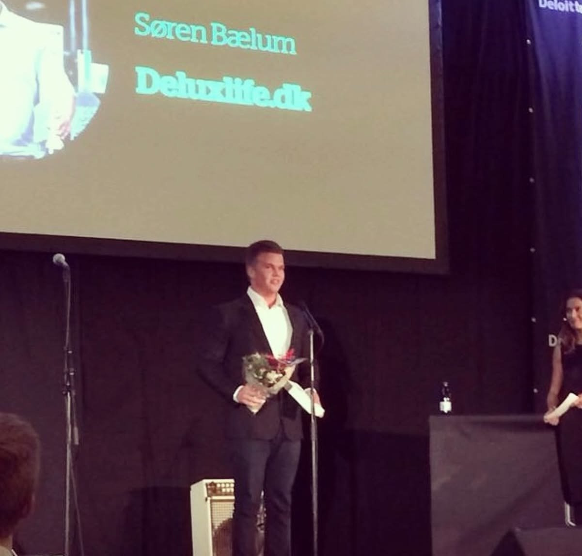 Søren Bælum på scenen for DeluxLife.dk, 2014